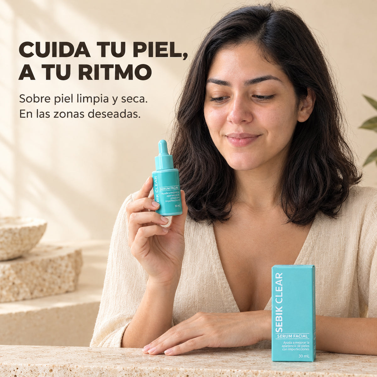 Mujer mostrando el frasco de Sebik Clear junto al rostro (imagen ilustrativa)