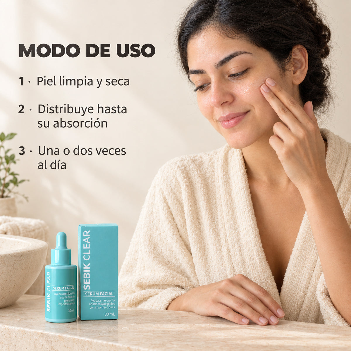Mujer aplicando Sebik Clear en la mejilla (imagen ilustrativa)