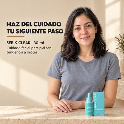 Mujer junto al frasco y la caja de Sebik Clear (imagen ilustrativa)