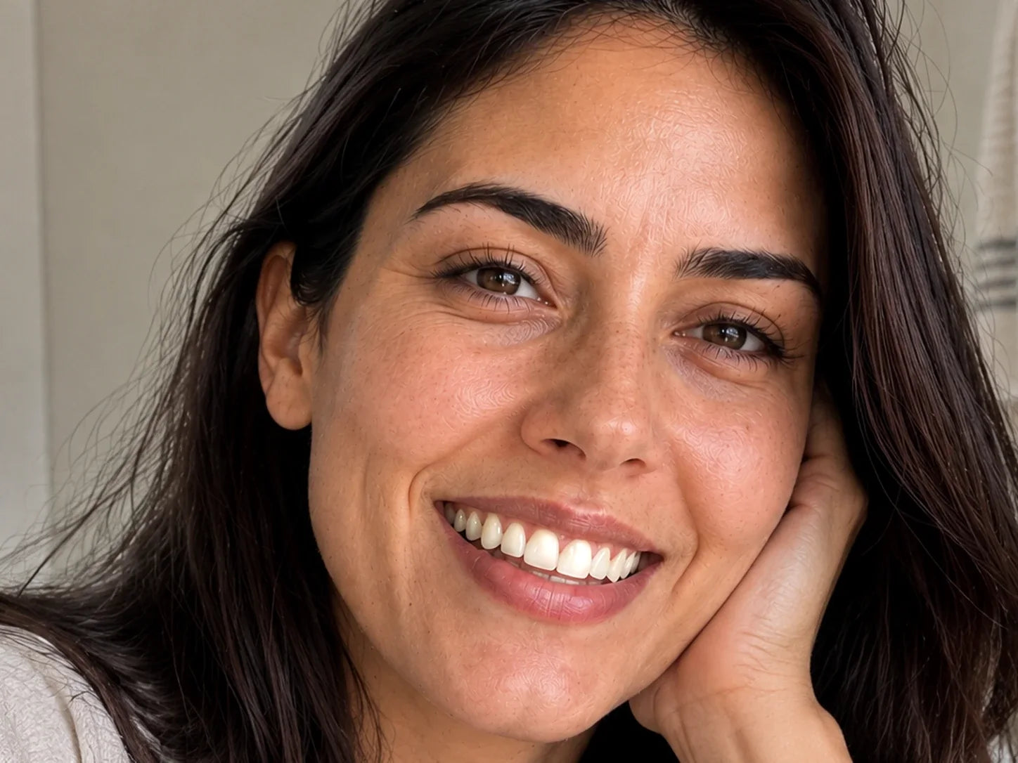 Modelo con sonrisa natural en una rutina de cuidado oral